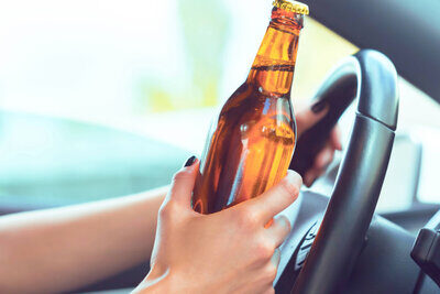 Das Bier am Steuer ist erlaubt – wenn der Grenzwert eingehalten wird. Und der liegt in der Schweiz bei 0,5 Promille oder bei einem Atemalkoholgehalt von 0,25 mg/l. Bild: freepik