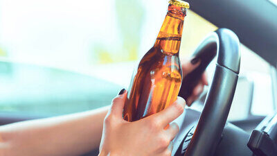 Das Bier am Steuer ist erlaubt – wenn der Grenzwert eingehalten wird. Und der liegt in der Schweiz bei 0,5 Promille oder bei einem Atemalkoholgehalt von 0,25 mg/l. Bild: freepik