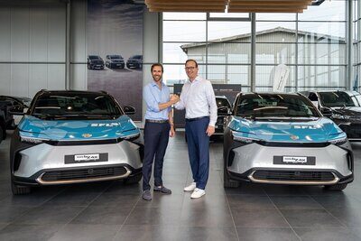SLF-CEO Claudius Schäfer und Toyota CEO Christian Künstler bei der Fahrzeugübergabe