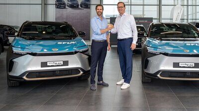 SLF-CEO Claudius Schäfer und Toyota CEO Christian Künstler bei der Fahrzeugübergabe