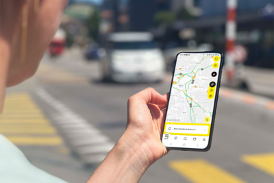 Mensch nutzt die TCS-App