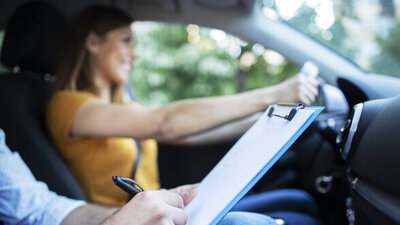 Der Verkehrsexperte ist mittlerweile nicht mehr für das Strassenverkehrsamt tätig. Gegen ihn kommt es bald an einem Zürcher Gericht zum Prozess. Bild: freepik