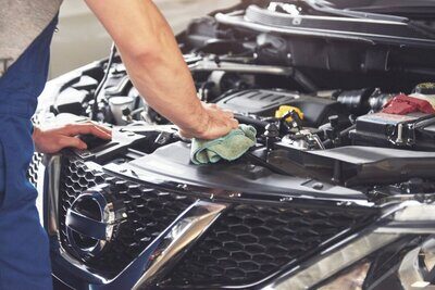 Reparaturen sind teurer geworden. Die Kosten schlagen direkt auf die Versicherungsprämien. Bild: Freepik