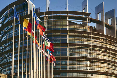 Um weniger Verkehrstote zu erreichen, setzt die EU auf den Intelligenten Geschwindigkeitsassistenten ISA, der ab Juli 2024 in allen Neuwagen zur Pflichtausstattung gehört. Doch das System hat Schwächen. Bild: Freepik