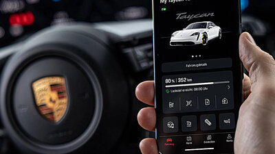 Mit dem Smartphone einen kurzen Blick in die App MyPorsche werfen, um sich über den Fahrzeugstatus seines Taycans zu informieren. Bild: Porsche Media