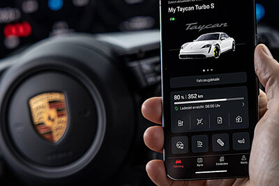 Mit dem Smartphone einen kurzen Blick in die App MyPorsche werfen, um sich über den Fahrzeugstatus seines Taycans zu informieren. Bild: Porsche Media