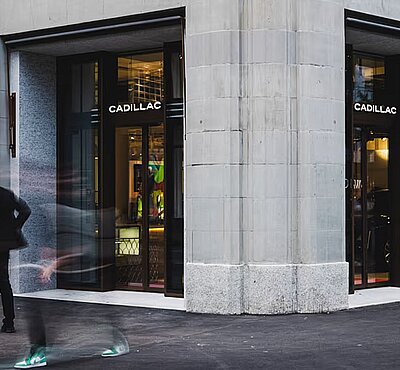 Cadillac City an der Bahnhofstrasse ist Geschichte. Der Showroom steht aktuell leer. Bild: Cadillac Europe