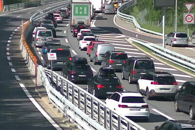 Negativer Rekord: Auf Nationalstrassen staute sich der Verkehr 2023 48'807 Stunden lang. Bild: Webcam Gotthardautobahn