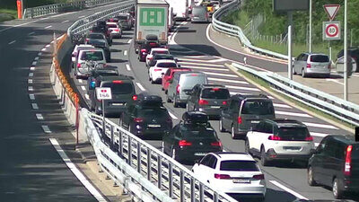 Negativer Rekord: Auf Nationalstrassen staute sich der Verkehr 2023 48'807 Stunden lang. Bild: Webcam Gotthardautobahn