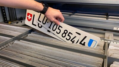 Die Autonummer ist wie die Visitenkarte des Fahrzeughalters. Bei Verlust gibt es klare Regeln, die befolgt werden müssen. Bild: Strassenverkehrsamt Luzern.