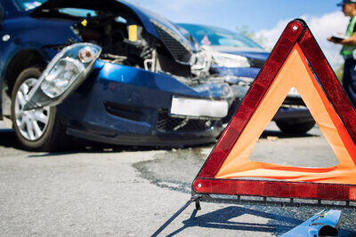 Wer nach dem Unfall einfach davon fährt, muss mit einer harten Strafe rechnen. Bild: freepik
