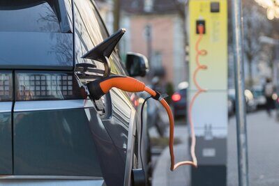E-Auto an der Tankstelle.