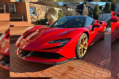 Dieser Ferrari wurde gestern auf der A 33 bei Bielefeld komplett zerlegt. Der Wagen war in einem Inserat für rund 440'000 Franken zum Kauf angeboten worden. Bild: Lummer Automobile