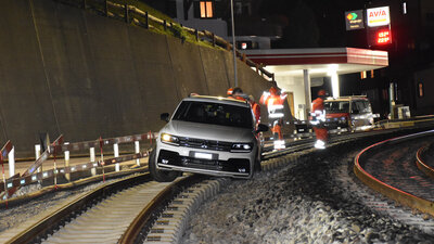 Achtung Verwechslungsgefahr? Über mehrere hundert Meter fuhr gestern Abend eine Frau in Klosters auf dem Gleis anstatt der Strasse.