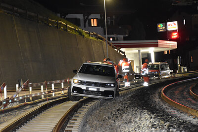 Achtung Verwechslungsgefahr? Über mehrere hundert Meter fuhr gestern Abend eine Frau in Klosters auf dem Gleis anstatt der Strasse.