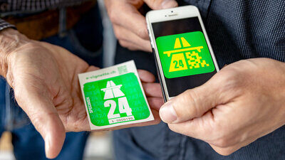 Die Vignette und ein Handy mit der Onlinevariante.