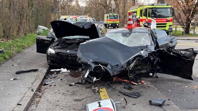 Beschädigte Autos nach einem Raserunfall