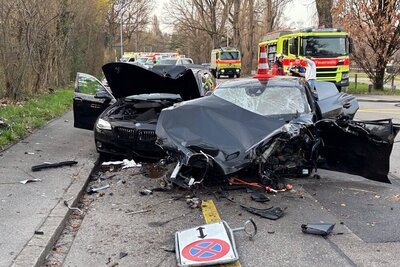 Beschädigte Autos nach einem Raserunfall