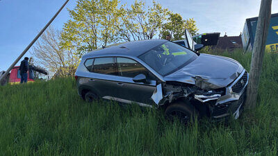 Am Seat entstand erheblicher Sachschaden. Er kam in der Böschung an einem Holzmast zum Stehen. Bild: Kantonspolizei Aargau