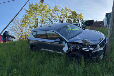 Am Seat entstand erheblicher Sachschaden. Er kam in der Böschung an einem Holzmast zum Stehen. Bild: Kantonspolizei Aargau