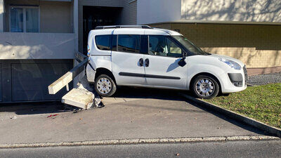 Ein Glück, dass vom rückwärtsfahrenden und führerlosen Auto niemand angefahren wurde. Bild: Zuger Strafverfolgungsbehörden