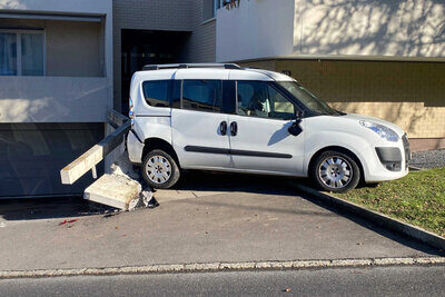 Ein Glück, dass vom rückwärtsfahrenden und führerlosen Auto niemand angefahren wurde. Bild: Zuger Strafverfolgungsbehörden