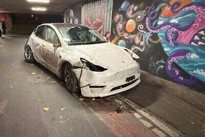 Demoliert und führerlos wurde der Tesla in der Unterführung in Neuenhof AG angetroffen. Bild: Kantonspolizei Aargau