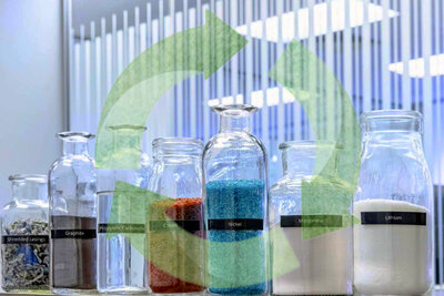 Gläser mit Batterierohstoffen drin