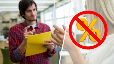 Zwei Menschen beim Feilschen um den Rabatt