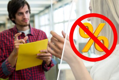 Zwei Menschen beim Feilschen um den Rabatt