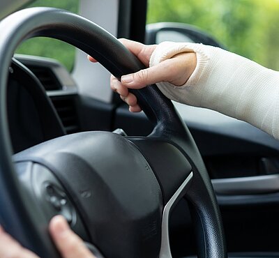 Mit Arm im Gips am Steuer