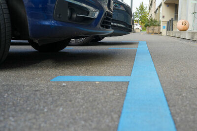 Reduktion fürs Gewerbe, höhere Preise für Private: Am 28. September stimmt die Stadt Zürich über die neue Parkkartenverordnung ab. Bild: zvg