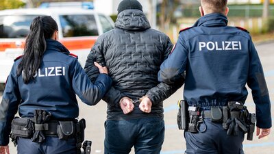 Polizei führt Raser in Handschellen ab