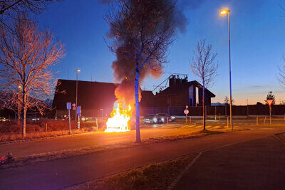 Die Fahrzeuglenkerin konnte das Auto noch auf eine Nebenstrasse manövrieren. Bild: Zuger Strafverfolgungsbehörden