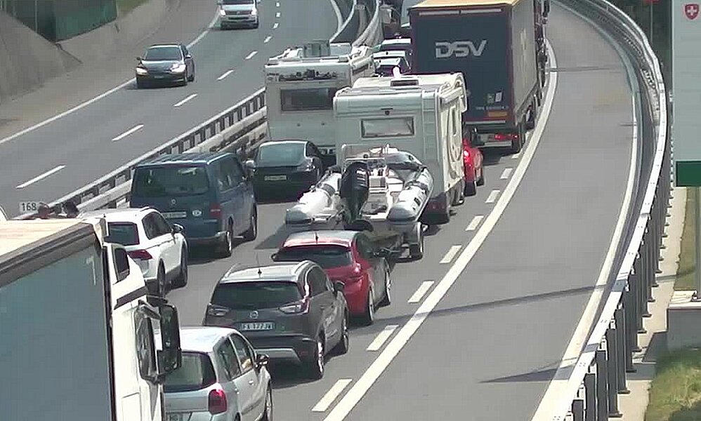 Am 18. Juli 2026 mussten die Reisenden in den Süden vor dem Gotthard-Nordportal die grösste Geduld mitbringen. Bild: Webcam Nationalstrassen