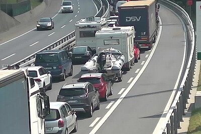 Am 18. Juli 2026 mussten die Reisenden in den Süden vor dem Gotthard-Nordportal die grösste Geduld mitbringen. Bild: Webcam Nationalstrassen