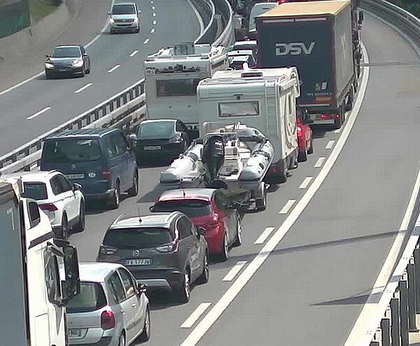 Am 18. Juli 2026 mussten die Reisenden in den Süden vor dem Gotthard-Nordportal die grösste Geduld mitbringen. Bild: Webcam Nationalstrassen