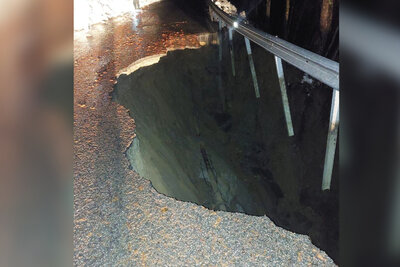 Weggebrochene Strasse in Commune de Bovernier.