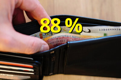 Eine offene Brieftasche mit Bargeld