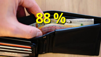 Eine offene Brieftasche mit Bargeld