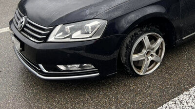 Das Auto fuhr vorne links nur noch auf der Felge. Bild: Kantonspolizei St. Gallen