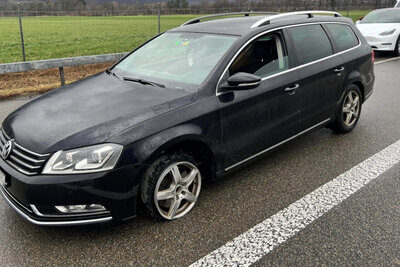 Das Auto fuhr vorne links nur noch auf der Felge. Bild: Kantonspolizei St. Gallen