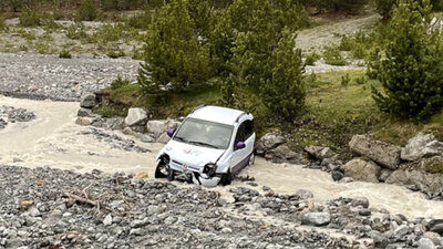 Auto im Bachbett Teaser Bild