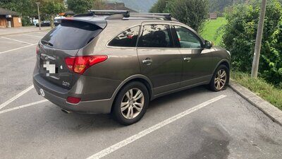 Auto auf Parkplatz mit plattem Reifen