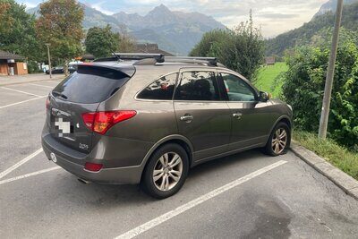 Auto auf Parkplatz mit plattem Reifen