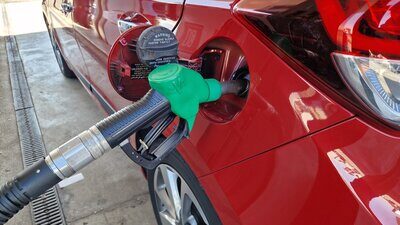 Ein Auto beim Tanken