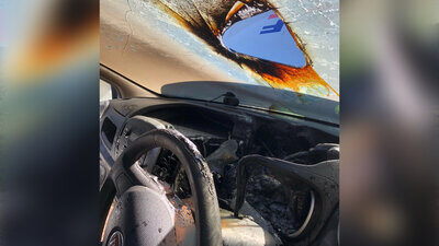 Loch in Frontscheibe durch Brand durch Sonnenbrille