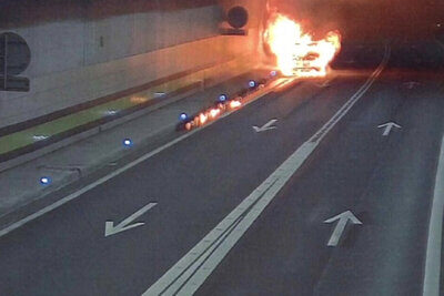 Das Fahrzeug fing gegen 8.30 Uhr Feuer. Der Fahrer wurde dabei erheblich verletzt. Bild: Kantonspolizei URI