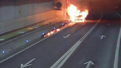 Das Fahrzeug fing gegen 8.30 Uhr Feuer. Der Fahrer wurde dabei erheblich verletzt. Bild: Kantonspolizei URI