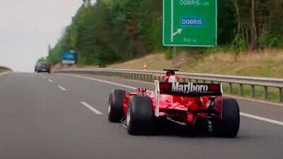 Der Formel-Bolide auf der tschechischen Autobahn. Bild: Youtube